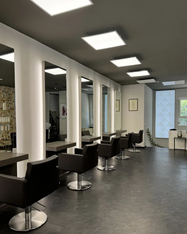 Stylingreihe mit Spiegeln im Bejona Studio