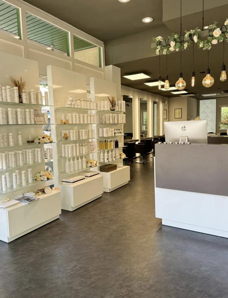 Pflegeprodukte und Empfangsbereich – Bejona Natural Hair Studio München Pasing